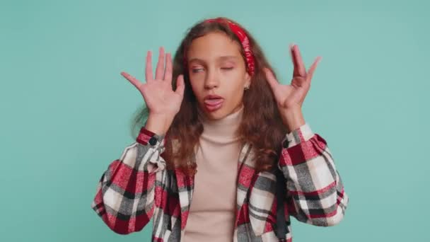 Ευτυχισμένη Νεαρή Έφηβη Μαθήτρια Που Κάνει Παιχνιδιάρικες Αστείες Αστείες Εκφράσεις — Αρχείο Βίντεο