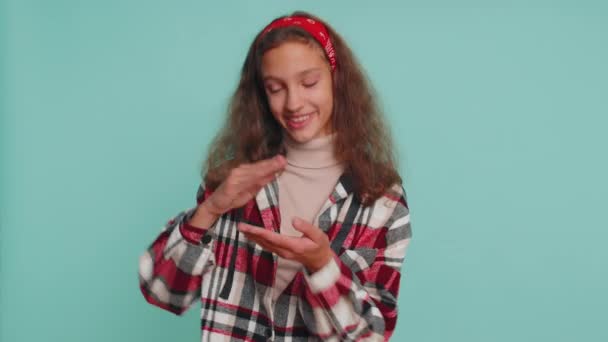Glad Ung Tonåring Barn Flicka Unge Visar Slösa Pengar Runt — Stockvideo