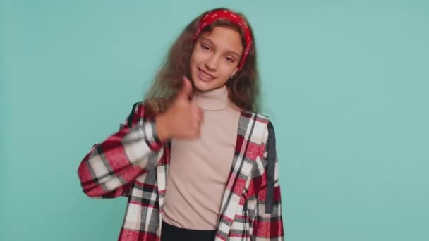 请订阅 看看广告 十几岁的小女孩指着下面 说跟随 摆好姿势 展示地方商业信息 下面的促销信息 未成年儿童 — 图库视频影像