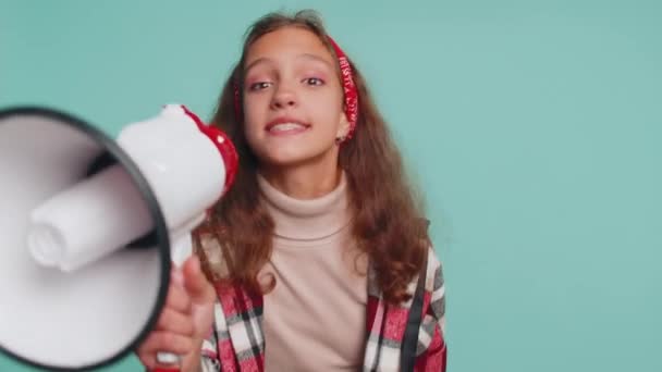 Opschieten Jonge Tiener Kind Kind Praten Met Megafoon Verkondigen Van — Stockvideo