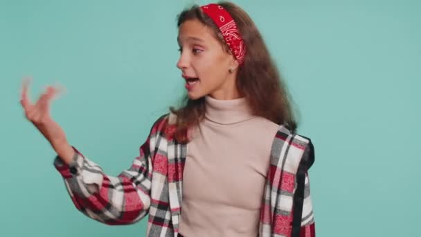 Jovem Pré Adolescente Menina Escola Camisa Sorrindo Amigável Para Câmera — Vídeo de Stock