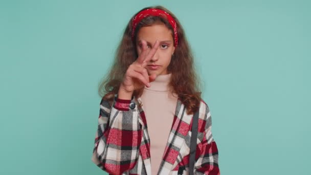 Surveille Jeune Enfant Adolescente Ans Pointant Doigt Ses Yeux Caméra — Video