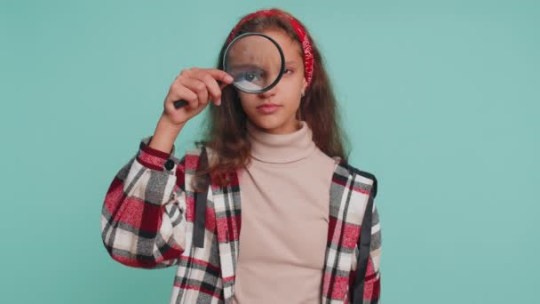 Śledczy Badacz Naukowiec Nastolatka Dziewczynka Dziecko Trzyma Szkło Powiększające Pobliżu — Wideo stockowe