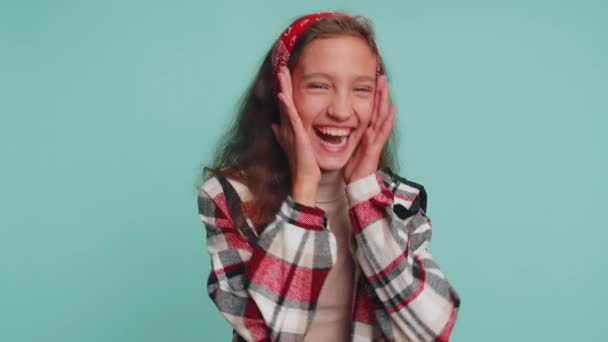 Ευτυχισμένος Νεαρός Έφηβος Παιδί Κορίτσι Ετών Γελάει Δυνατά Μετά Από — Αρχείο Βίντεο