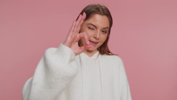 Alegre Feliz Una Mujer Suéter Mirando Con Aprobación Cámara Mostrando — Vídeo de stock