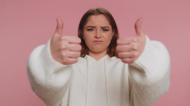 Niechęć Zdenerwowana Nieszczęśliwa Urocza Kobieta Swetrze Pokazująca Kciuki Dół Znak — Wideo stockowe