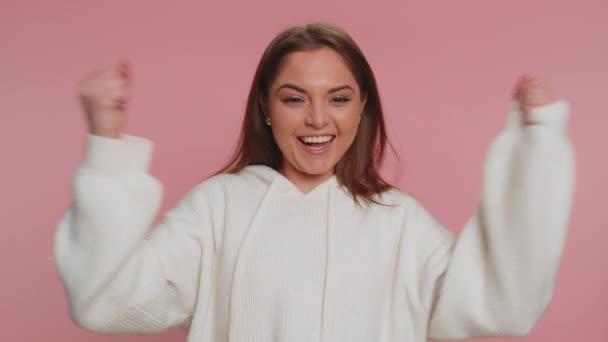 Feliz Mujer Alegre Suéter Casual Gritando Levantando Los Puños Gesto — Vídeos de Stock