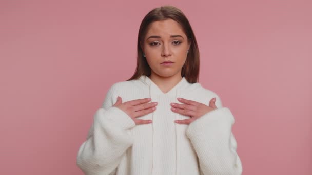 Винен Збентежена Незадоволена Молода Жінка Білому Светрі Вказуючи Пальці Запитує — стокове відео