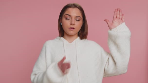 Zweer Het Oprecht Verantwoordelijke Jonge Vrouw Die Hand Opsteekt Eed — Stockvideo