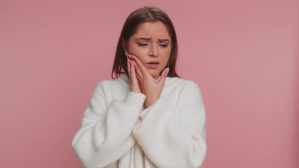 Hipster Wanita Muda Menyentuh Pipi Sakit Yang Sakit Gigi Atau — Stok Video