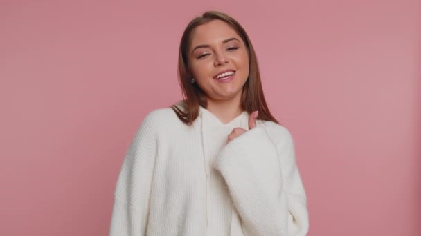 Preciosa Mujer Joven Alegre Suéter Aprueba Gran Medida Sugerencia Sacudiendo — Vídeo de stock