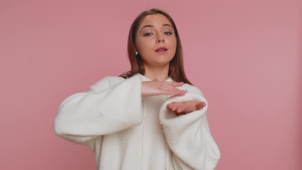Wanita Kaya Kaya Riang Sweater Menunjukkan Membuang Buang Atau Melemparkan — Stok Video