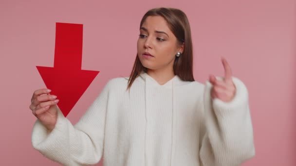 Forstyrret Ung Kvinde Viser Rød Pil Peger Ned Begrebet Nedgradering – Stock-video