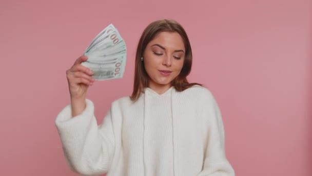 여성은 보스를 만족시켜 지폐를 흔들었습니다 성공적 당첨자 분홍색 녹음실 배경에 — 비디오