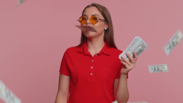 Argent Cash Dollar Pluie Tombant Sur Jeune Femme Célébrant Succès — Video