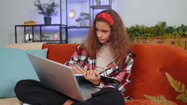 Молодая Девочка Подросток Студентка Фрилансер Исследования Книгой Дома Ноутбуке Компьютер — стоковое фото