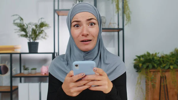 Dios Mío Wow Sorprendida Mujer Negocios Musulmana Hijab Trabajando Teléfono —  Fotos de Stock