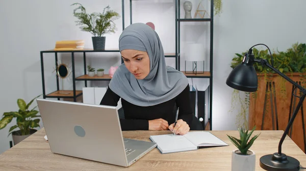 Mujer Musulmana Negocios Estudio Hijab Con Portátil Oficina Hogar Ordenador —  Fotos de Stock