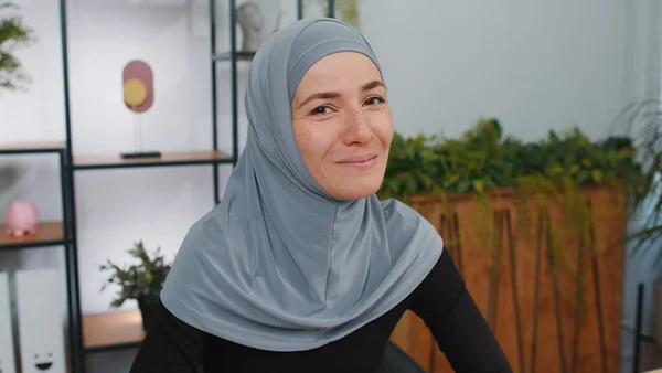 Портрет Щасливої Спокійної Молодої Мусульманської Ділової Жінки Носить Хіджаб Посміхається — стокове фото