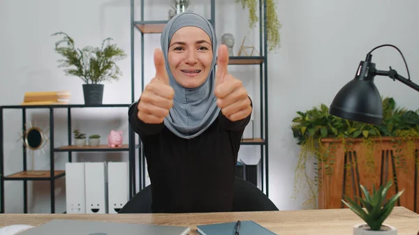 Cómo Feliz Joven Musulmana Mujer Negocios Con Hijab Pañuelo Cabeza —  Fotos de Stock