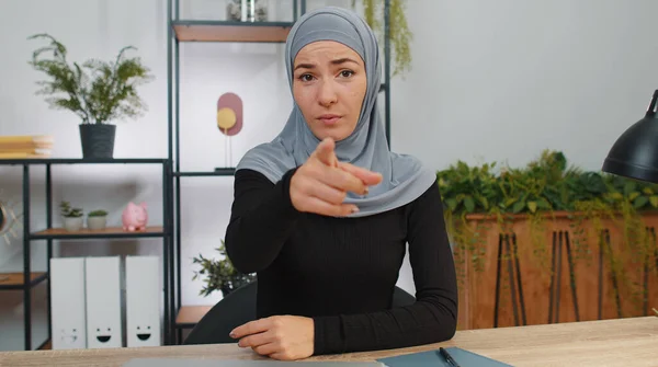 Hey Sen Genç Müslüman Kadını Tesettürlü Tesettürlü Kameraya Bakıp Şanslı — Stok fotoğraf