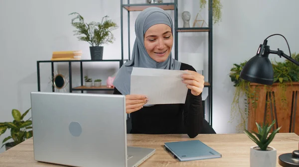 Mujer Musulmana Feliz Abierta Leer Carta Sobre Promoción Anticipada Crecimiento —  Fotos de Stock