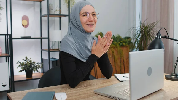 Sneaky Astuta Joven Musulmana Mujer Negocios Con Hijab Pañuelo Cabeza —  Fotos de Stock