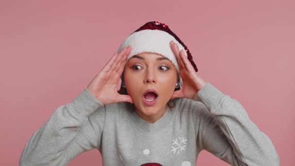 Herregud Wow Spännande Förvånad Vinnaren Kvinna Santa Clause Tröja Lyfta — Stockvideo