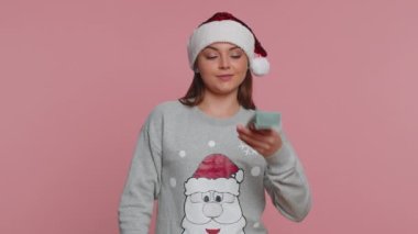 Noel Baba süveterli neşeli zengin kadın. Elle para saçıyor, daha fazla bahşiş veriyor. Büyük kar getiren vücut dilini hayal ediyor, piyango kazanıyor. Pembe stüdyo geçmişi olan genç kız.