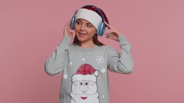 Šťastná Mladá Vánoční Žena Sluchátkách Poslouchající Hudbu Tančící Diskotéku Jak — Stock video