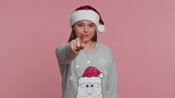 Você Jovem Mulher Natal Camisola Santa Clause Sorrindo Entusiasmado Apontando — Vídeo de Stock