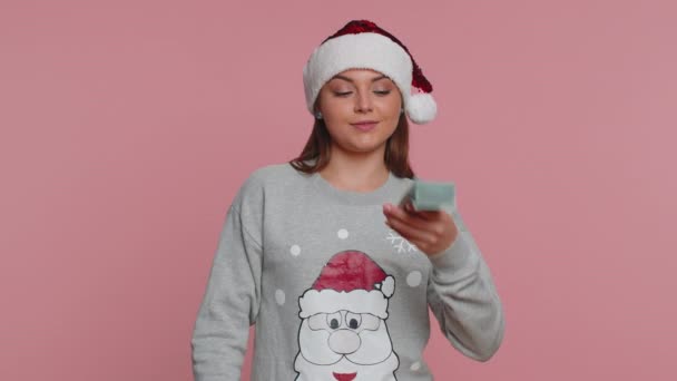 Wanita Kaya Ceria Christmas Santa Clause Sweater Membuang Buang Uang — Stok Video