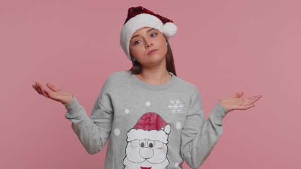Nevím Říct Zmatená Žena Vánočním Svetru Santa Clause Cítí Trapně — Stock video