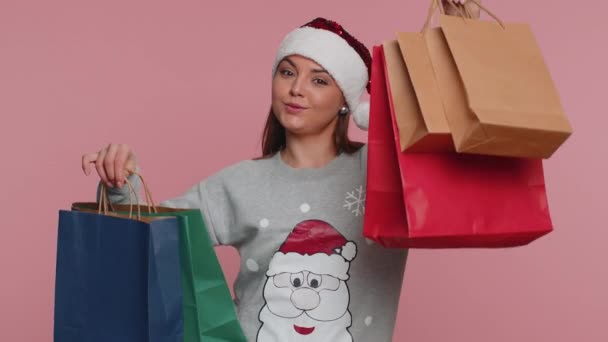 Ευτυχισμένη Γυναίκα Στον Άγιο Βασίλη Πουλόβερ Δείχνει Τσάντες Ψώνια Διαφημιστικές — Αρχείο Βίντεο