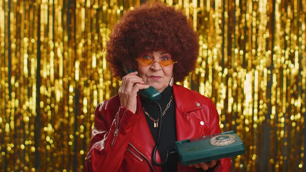 私に電話してください 80年代の有線ヴィンテージ電話で話している赤いジャケットの陽気な女性秘書は あなたは私を呼び出すと言う 高齢者祖母隔離上の光沢のあるディスコパーティーの背景 — ストック写真