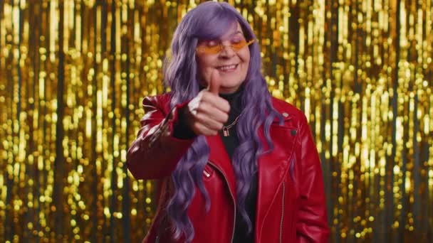 Наприклад Стильна Літня Жінка Фіолетовим Коктейлем Піднімає Великі Пальці Вгору — стокове відео