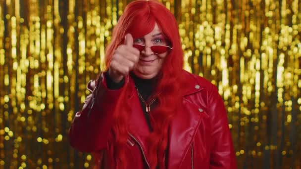 Наприклад Стильна Літня Жінка Червоною Зачіскою Піднімає Великі Пальці Вгору — стокове відео