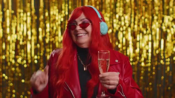Mujer Divertida Auriculares Escuchando Música Sonriendo Bailando Música Disco Party — Vídeos de Stock
