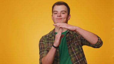 20 'li yaşlarda rahat yeşil gömlekli yorgun bir adam mola, sınır, mola tabelası, baskı yok, zamana ihtiyacım var. Genç yetişkin erkek çocuk sarı stüdyo duvarında tek başına izole edilmiş.