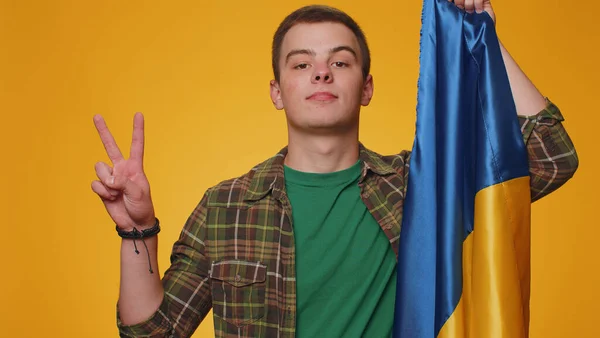 Людина Тримає Національний Прапор України Показуючи Знак Перемоги Проти Війни — стокове фото