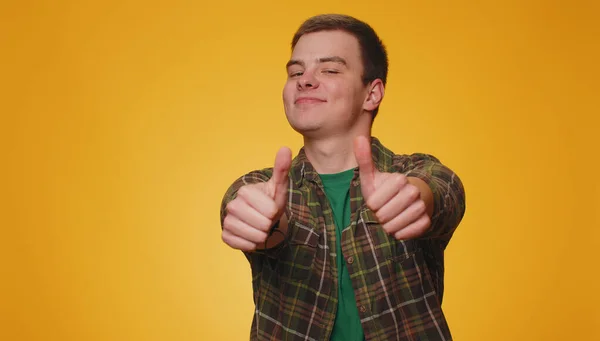 身穿绿色衬衫的成年人竖起大拇指表示同意某事或给予肯定的答复 推荐广告喜欢好的 在黄色工作室的背景下独自独处的小伙子 — 图库照片