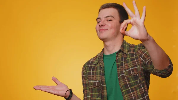 Przystojny Nastolatek Pokazujący Kciuki Górę Wskazujący Puste Miejsce Obszar Reklamowy — Zdjęcie stockowe