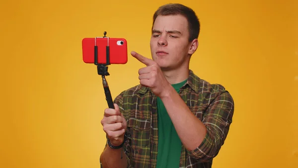 Turysta Koszuli Podróżnik Blogger Robi Selfie Telefon Komórkowy Selfie Stick — Zdjęcie stockowe