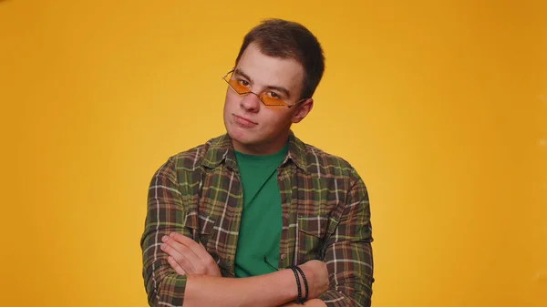 Verspielt Fröhliche Teenager Erwachsener Mann Jahre Alt Mit Gelber Sonnenbrille — Stockfoto