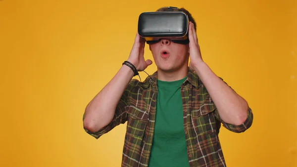 Salido Hombre Con Estilo Utilizando Tecnología Futurista Realidad Virtual Casco —  Fotos de Stock