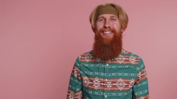 Neşeli Hippi Sakallı Şablon Gömlekli Kızıl Adam Kameraya Bakıp Gülümsüyor — Stok video