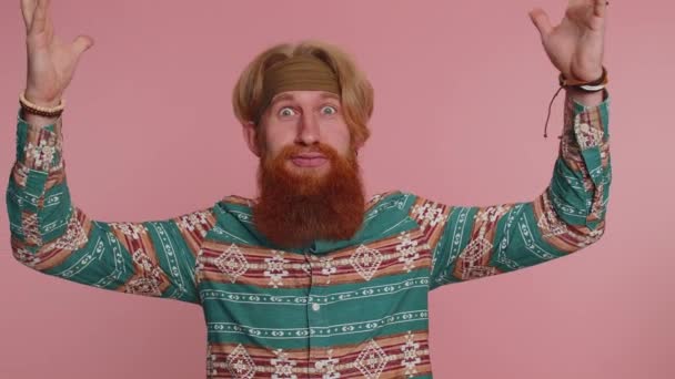 Spännande Förvånad Hippie Man Mönster Skjorta Röra Huvudet Och Visar — Stockvideo