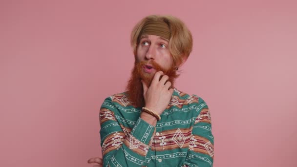 Eureka Hombre Hippie Inspirado Patrón Camisa Apuntando Con Dedo Hacia — Vídeos de Stock