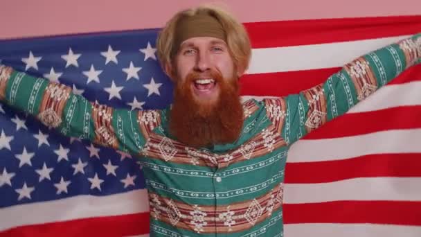 Hippie Zrzavý Vousatý Muž Vzorovém Tričku Mávající Balící Americké Vlajce — Stock video