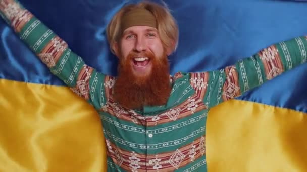 Hippie Zrzavý Vousatý Muž Tričku Drží Ukrajinu Národní Vlajku Doufá — Stock video